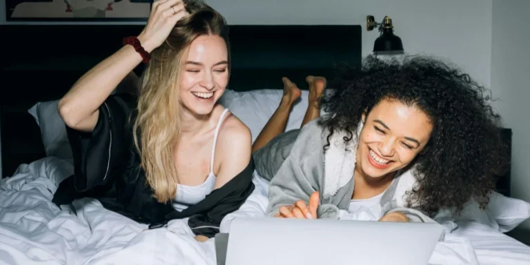 dos, mujeres jóvenes, tener diversión, mientras, mirar, un, computador portatil