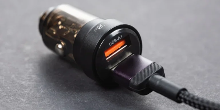 Câble USB et chargeur de voiture noir avec deux ports USB, prise adaptateur allume-cigare multifonction