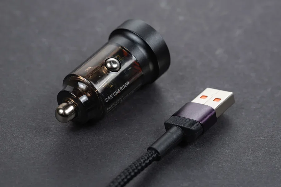 USB-Kabel und schwarzes Autoladegerät mit zwei USB-Anschlüssen, multifunktionaler Zigarettenanzünder-Adapterstecker
