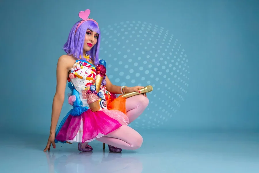 Lebendiges Cosplay mit einem Kostüm zum Thema Süßigkeiten, einer lila Perücke und verspielten Accessoires