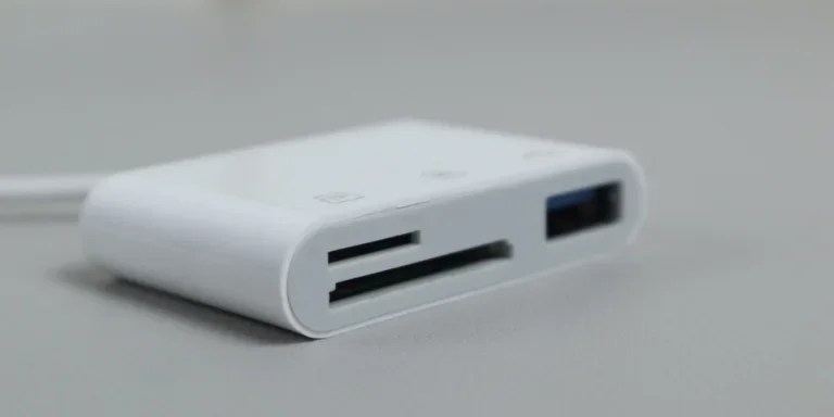 Pembaca kartu SD putih dengan USB, desain kompak dan multi-slot