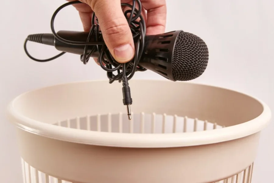 Micrófono con cable tirado a la basura