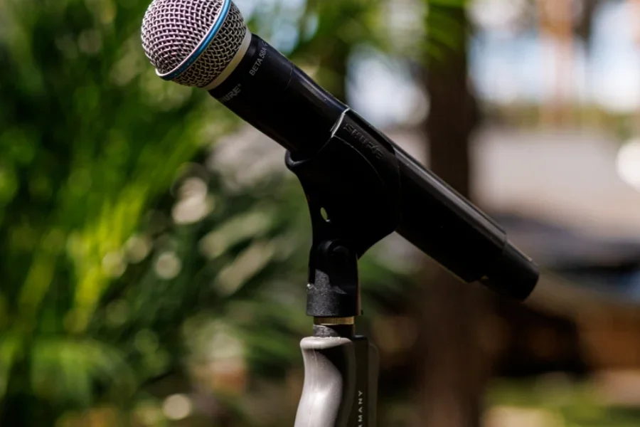 Micrófono inalámbrico sobre soporte, perfecto para presentaciones o discursos al aire libre.