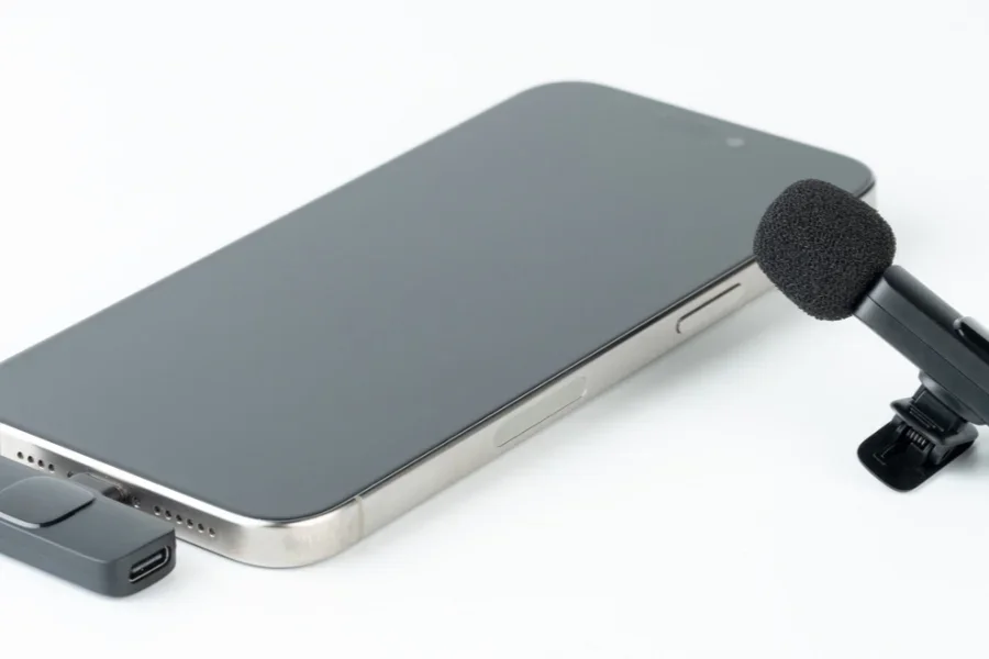 Micrófono inalámbrico con receptor conectado al teléfono inteligente para grabar fácilmente