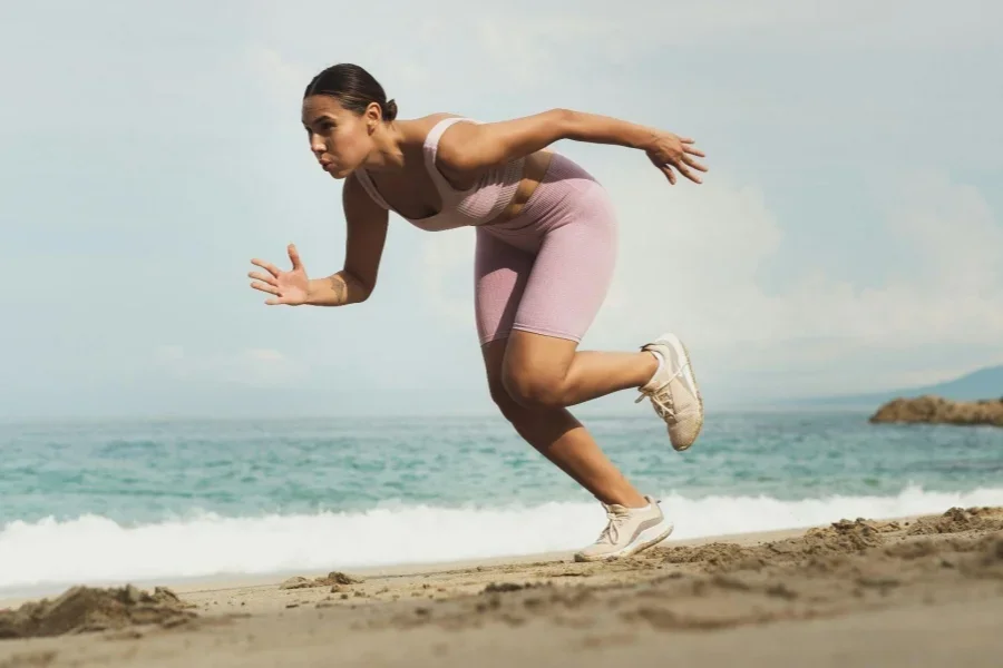 Mujer corriendo en la playa