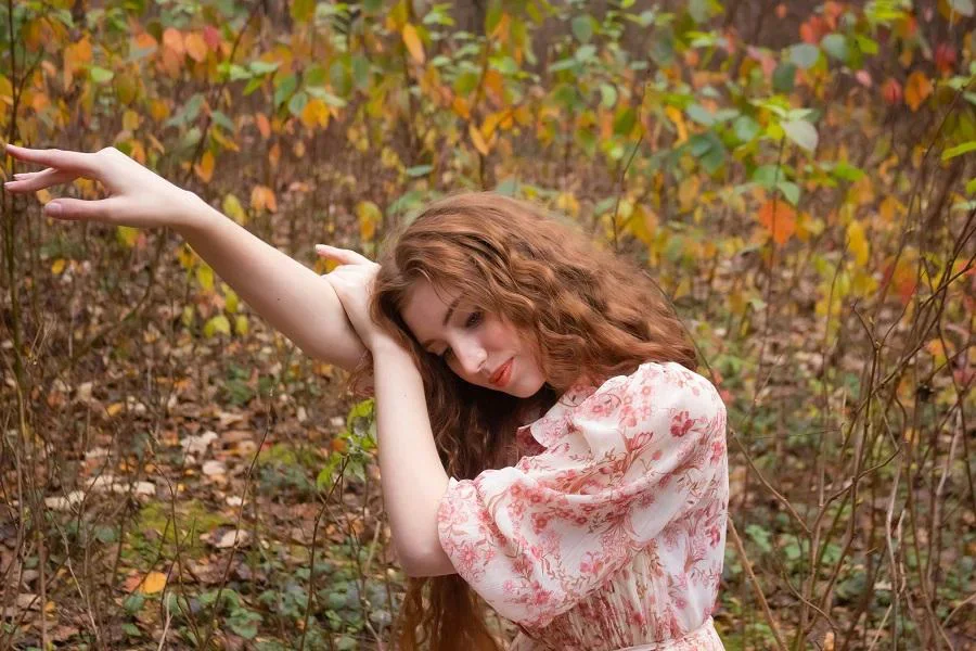 Frau Im Rosa Und Weißen Blumenkleid