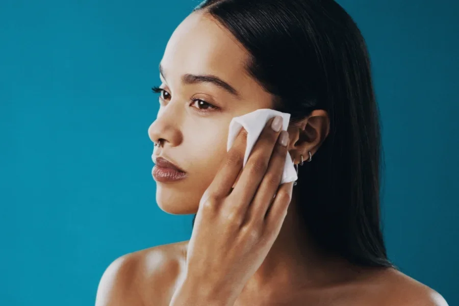 Женщина использует салфетки для удаления макияжа
