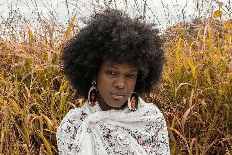 Женщина с афро-волосами, покрытыми кружевной шалью