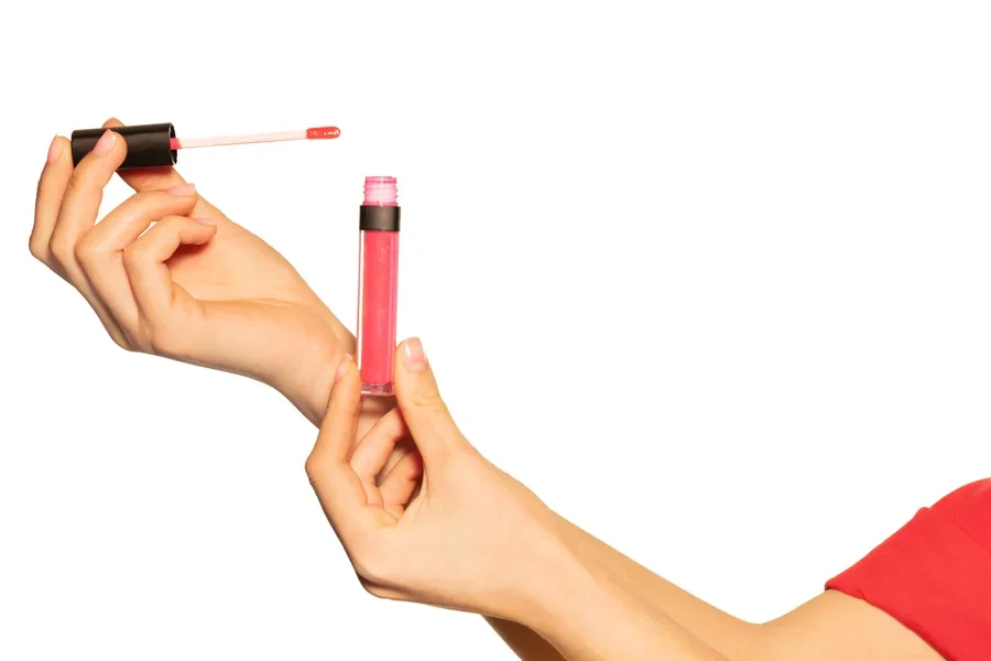 Mains d'une femme tenant un repulpeur de lèvres