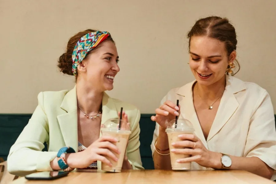 Wanita Memegang Es Kopi