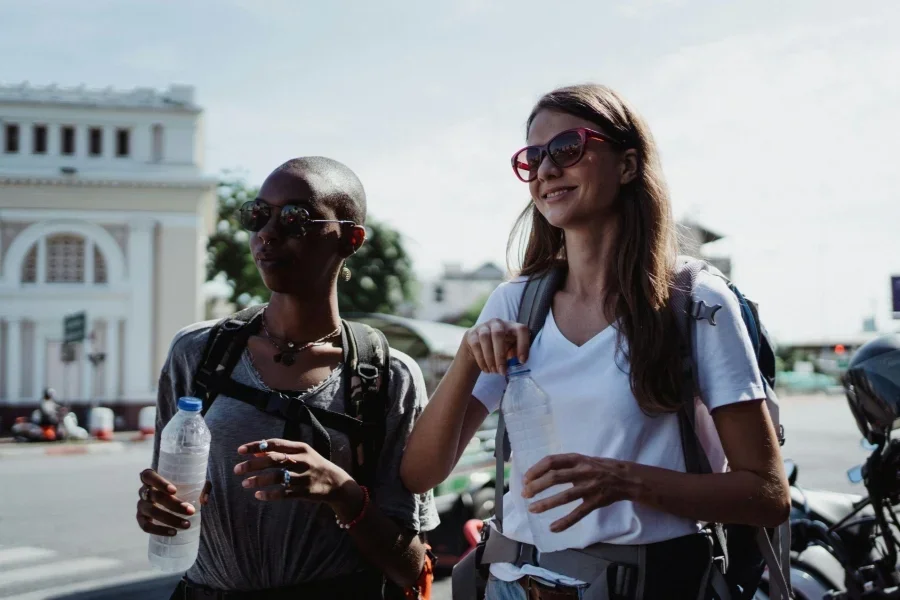 Mujeres sosteniendo botellas de agua