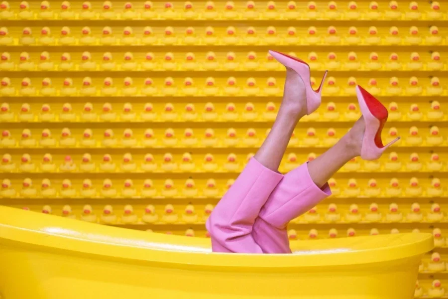 Gelbe Stahlbadewanne