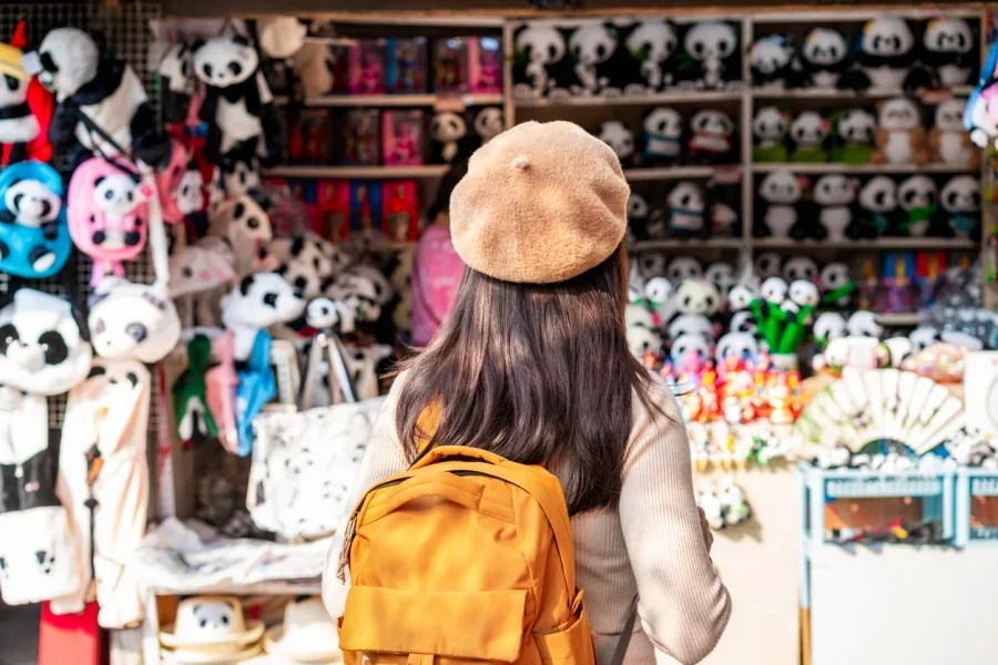 Junge Frau steht vor einem Spielwarenladen