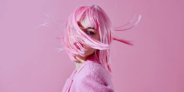 Jeune femme aux cheveux roses