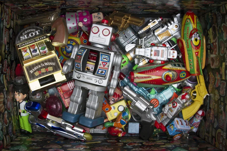 eine Kiste mit altem Spielzeug