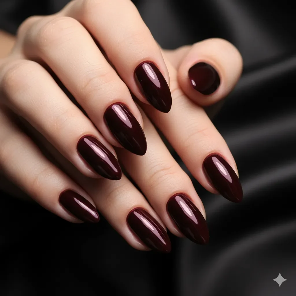 Mandelförmige Nägel mit burgunderfarbenem Chrom-Spiegelfinish