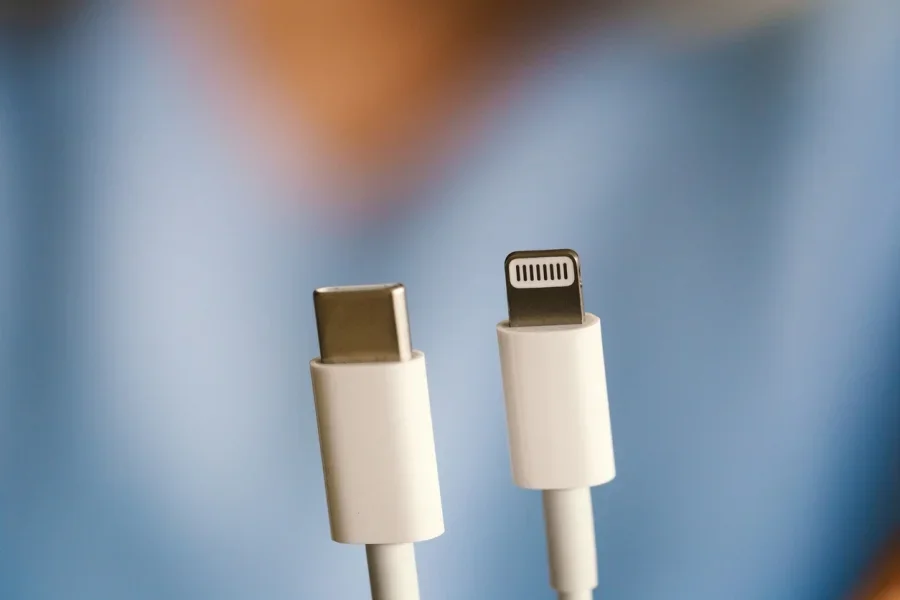 Port pengisian daya iPhone berubah dari konektor Lightning ke USB-C