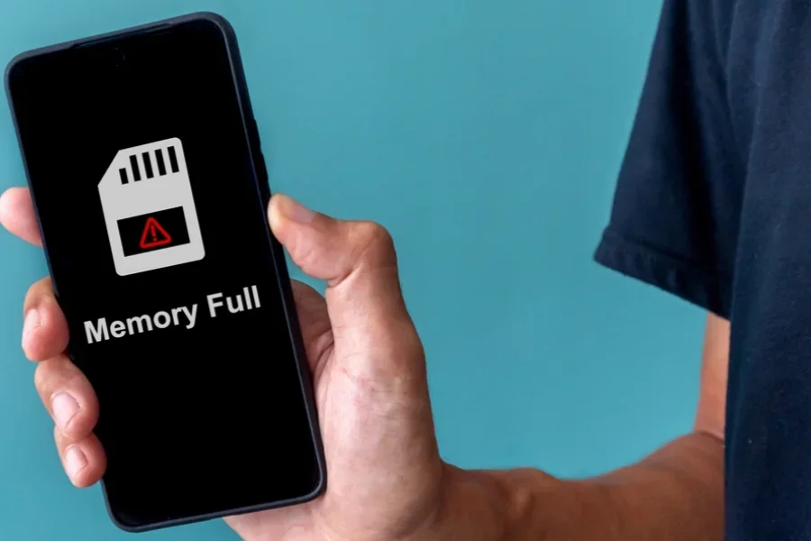 iPhone menampilkan peringatan penyimpanan penuh, tidak dapat mengambil foto baru.