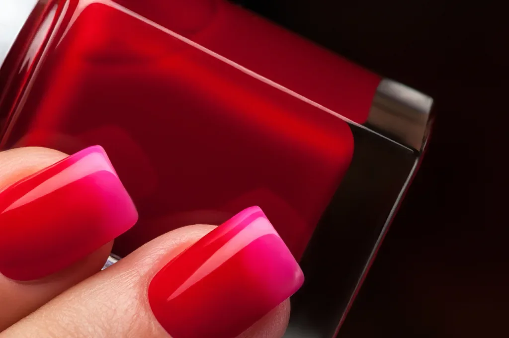 Roter Nagellack. Polnisch, ein, Acryl, Hände, Rose, funkeln, rot, Finger, Nägel, Mode, Nahaufnahme, kreativ, rosa, Nagel, von, Tropfen, Mädchen, Pflege, gut, Abdeckung, bunt, Make-up, Schönheit, Maniküre., Gel, Make-up, Kunst, Stil, schön, Hygiene, Werbung, gepflegt, Maniküre, Verbesserung, Kosmetik, Ästhetik, Hand