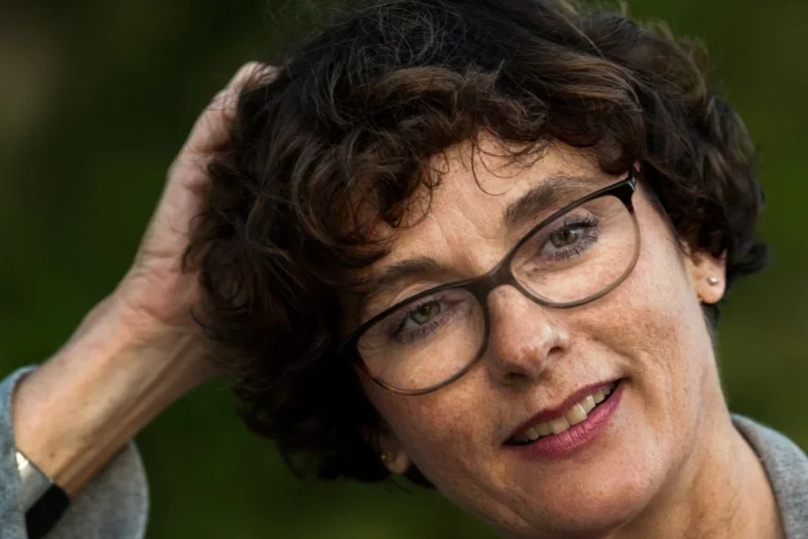 Frau, Brille, Modell, kurze Haare, Falten, Pose, Ausdruck,