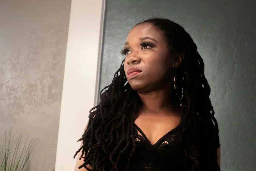 Mujer con camisa negra de cuello en V