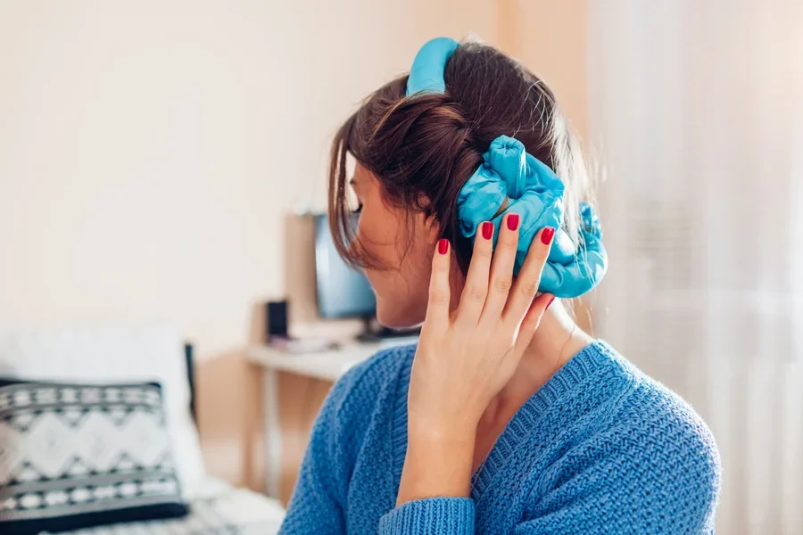 женщина, спортивная повязка на голову с атласными стержнями для завивки волос без нагревания