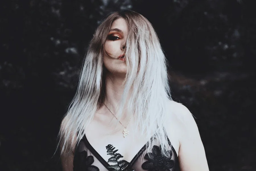 Frau macht Selfie im Freien