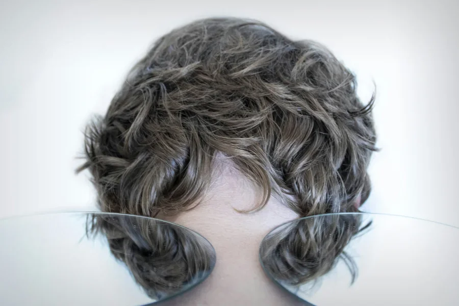 Frau mit braunem Haar, das ihr Gesicht bedeckt