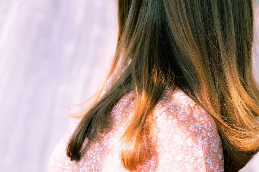 mujer con cabello castaño y camisa blanca