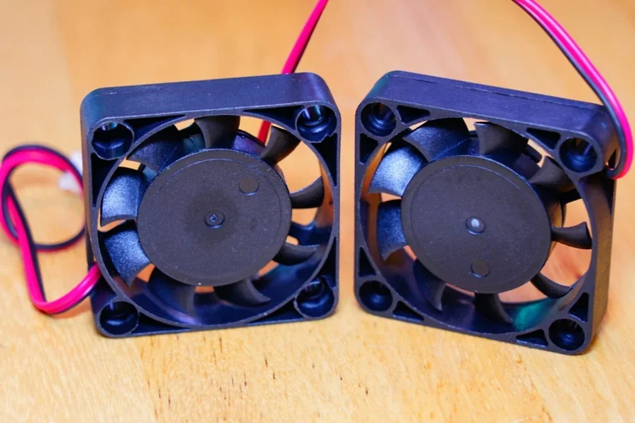 Ventilateurs de refroidissement compacts pour une configuration de dissipation thermique murale pour PS5