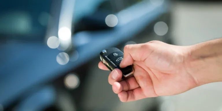 L'homme appuie à la main sur la télécommande des systèmes d'alarme de voiture