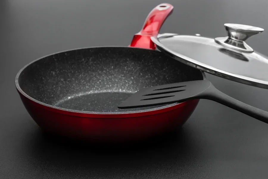 Wajan anti lengket dengan eksterior dan pegangan berwarna merah