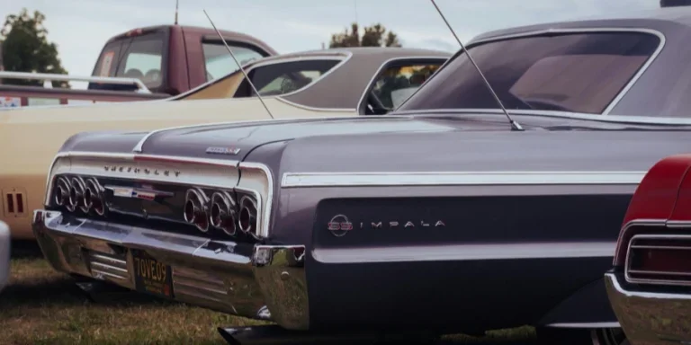 Ausstellungsstand für Oldtimer-Chevrolet-Impala