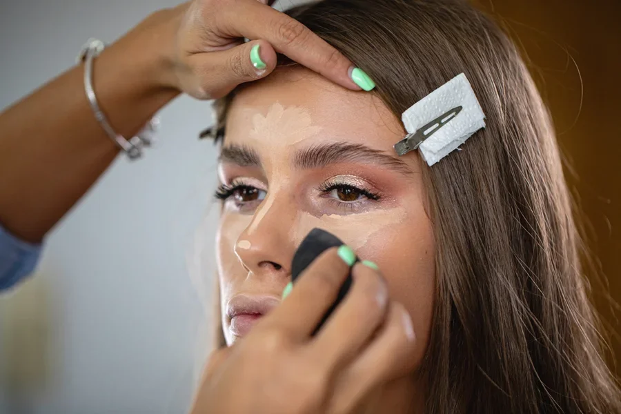 Schöne Frau genießt Verschönerung