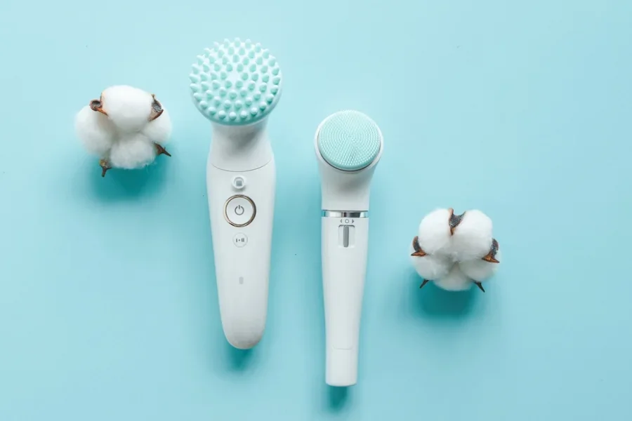 Cepillo eléctrico de limpieza facial sobre fondo azul