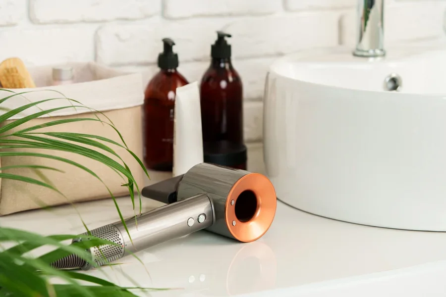 Sèche-cheveux électrique sur le comptoir de la salle de bain