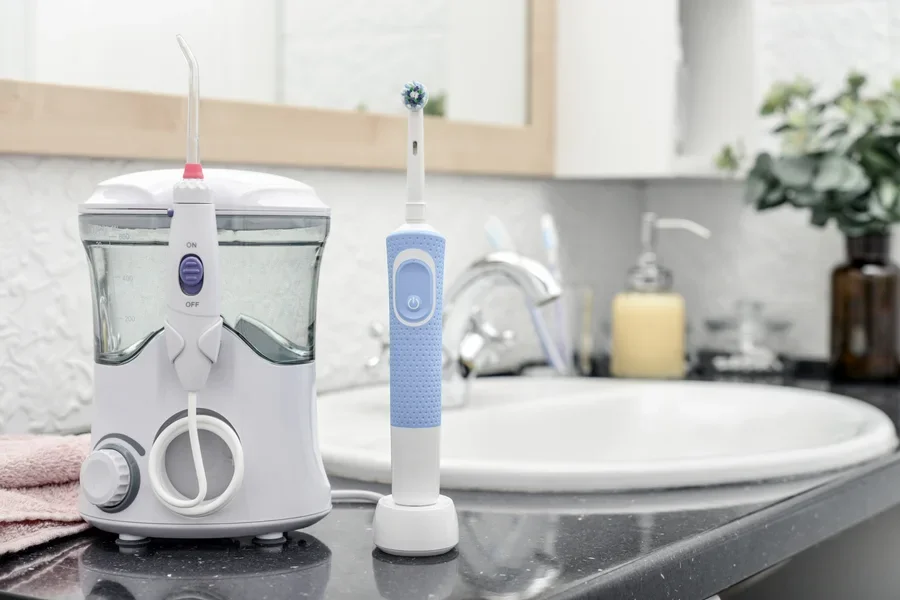 Elektrische Munddusche und eine wiederaufladbare Zahnbürste
