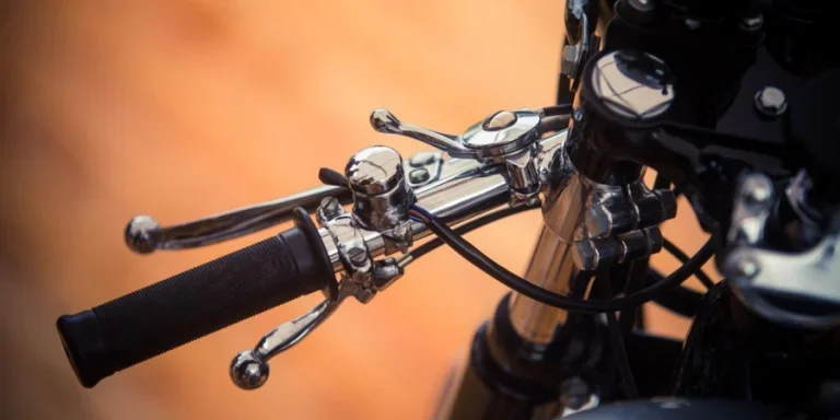 Leviers de frein de moto