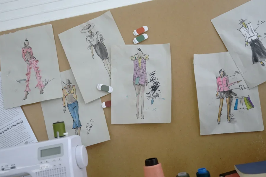 Эскизы различных моделей одежды на доске