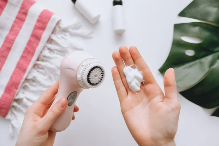 Cuidado de la piel con cepillo de limpieza facial