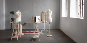 Vista grandangolare di uno studio di moda vuoto