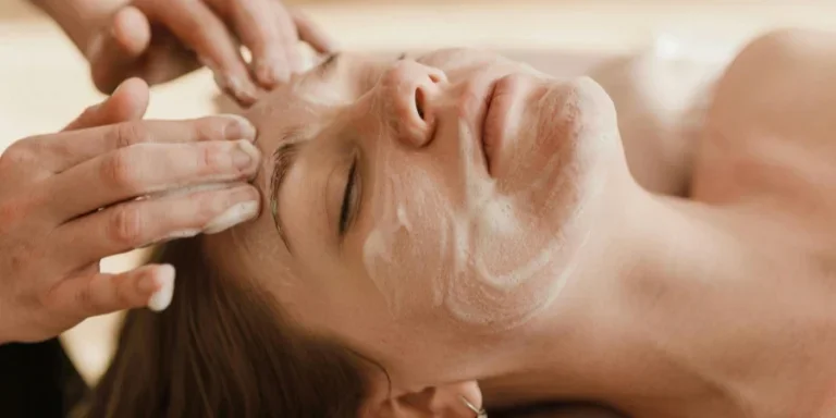 Una mujer recibiendo un tratamiento facial