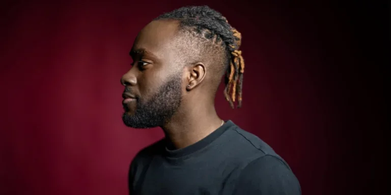 Afroamerikanischer Mann mit Pop Smoke Braids