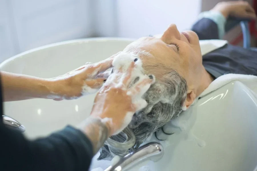 Una mujer mayor lavándose el cabello