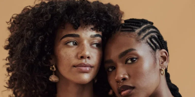 Modelos atractivas con rizos negros