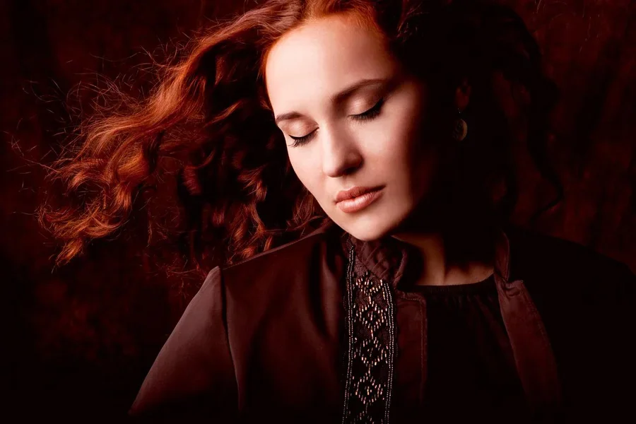 Бордовые против темно-бордовых волос