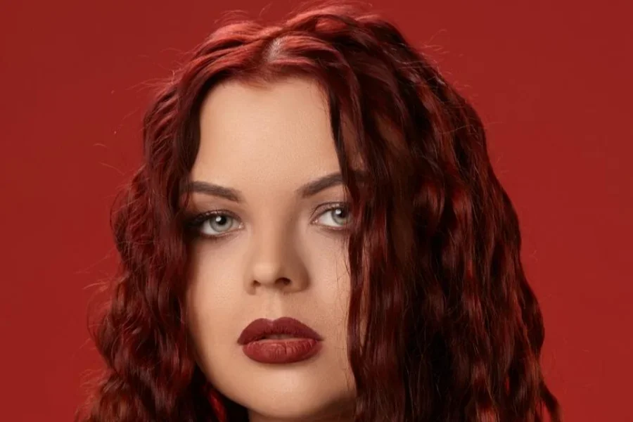 Бордовые против темно-бордовых волос