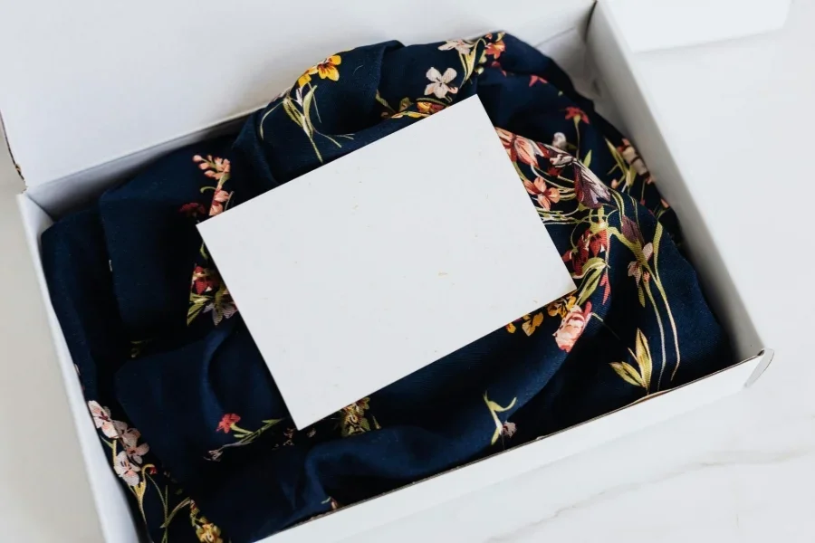 Kartu Nama Terletak di Dalam Kotak yang Dilapisi Sutra Bermotif Bunga