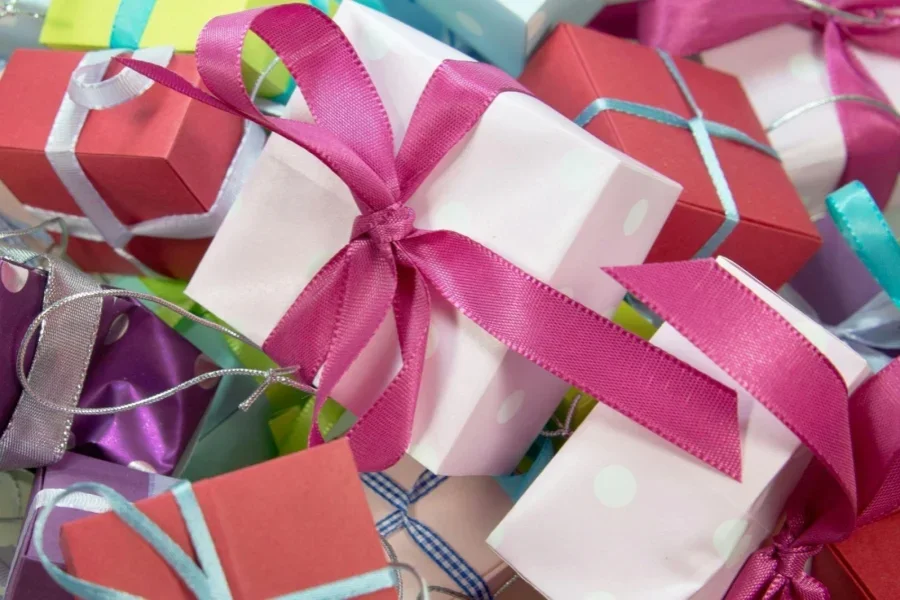 Foto close-up kotak hadiah aneka warna.