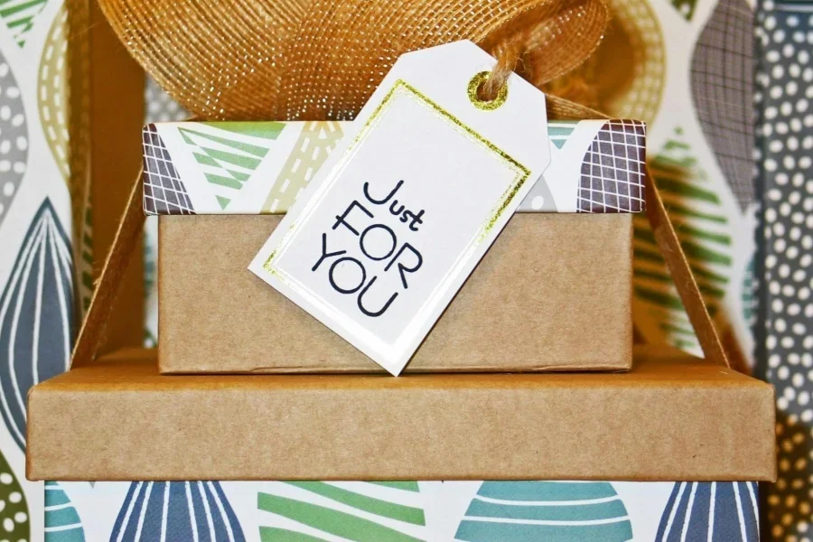 Foto close-up kotak hadiah dengan kartu ucapan.